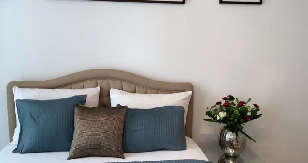 Spacious upmarket bedroom in a modern apartment - Picture 1