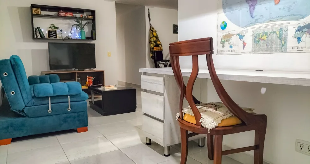Angela Maria's listing on misterb&b - the lightfull entrance  together with the escritory and to side part of the living room and the TV