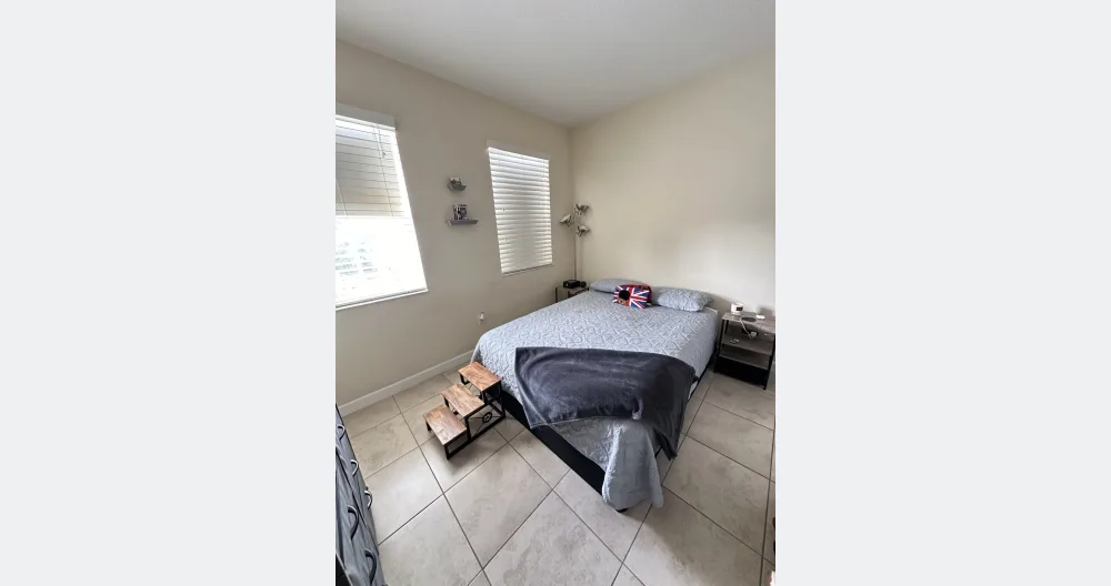 Shared bedroom in cozy apartment. - Picture 2