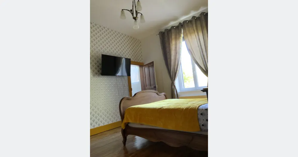 Yellow room with private bathroom in a home-stay - Picture 3