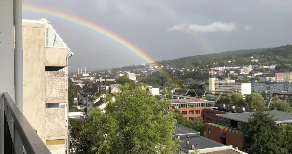 Helle Wohnung mit Balkon und Blick auf die Schwebebahn und das Tal - Foto 1