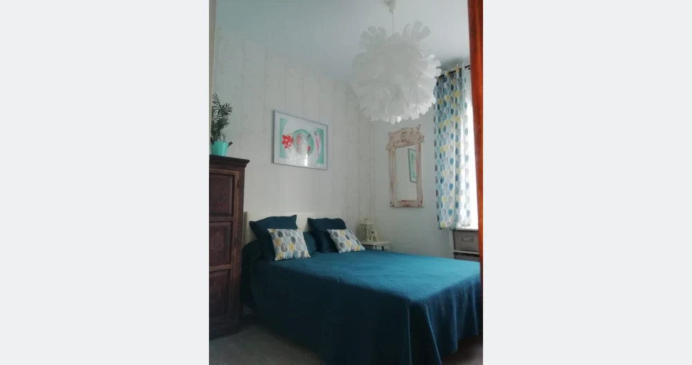 Huguess Inserat auf misterb&b - Première chambre au rez-de-chaussée juste à côté des toilettes .
Salle d’eau avec douche privative.