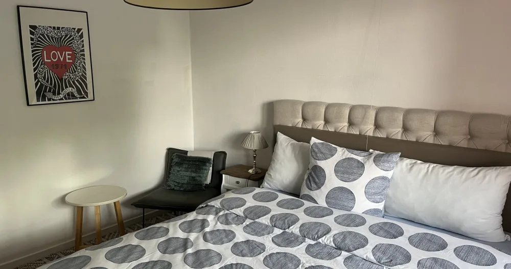 Camera con letto matrimoniale e bagno e cucina in comune - Foto 5