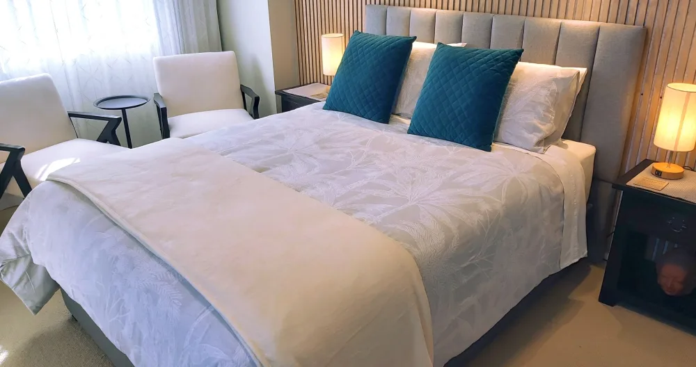 Anuncio de Peter and Mike en misterb&b - Habitación Deluxe (Habitación 1) con baño privado. Cama de tamaño queen, colchón muy cómodo, ropa de cama de calidad y una decoración elegante. Te sentirás muy a gusto aquí. Es nuestra habitación más solicitada porque cuenta con baño privado y es más espaciosa.
