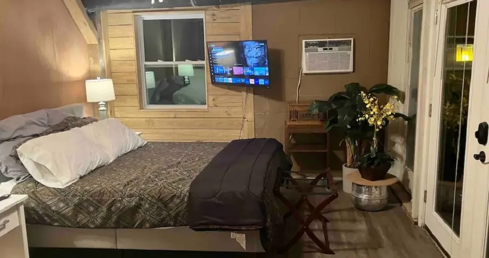 Bills Inserat auf misterb&b - View of room with bed facing courtyard