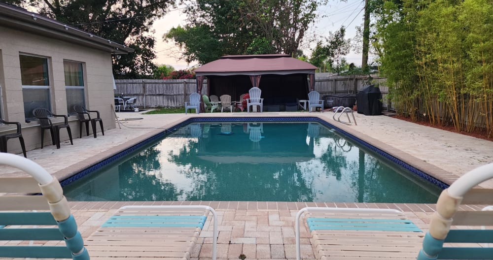 L'annuncio di Jonathan su misterb&b - 35K gallon saltwater pool.  Cleaned and balanced weekly. 