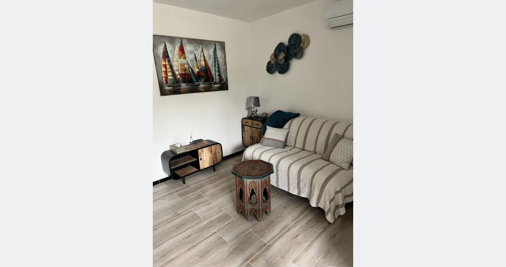 Comfortable downtown studio with private parking - Picture 2