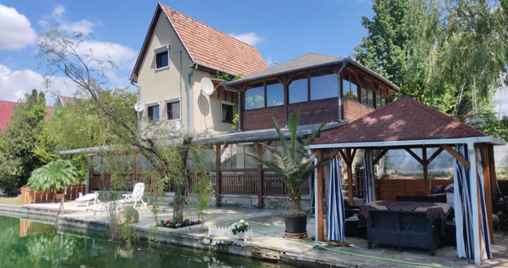 Romantic Lakeside Retreat: Nature, Sport, and Serenity Near Budapest - Picture 1
