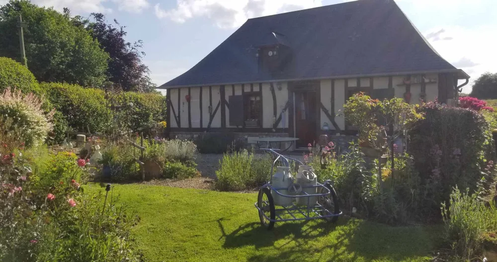 Vincent's listing on misterb&b - Vous profiterez de notre grand jardin clos , fleuri et arboré .Sans vis à vis sur l'arrière de la maison .Plusieurs espaces privatifs et tout le mobilier pour se reposer ou manger dehors . 