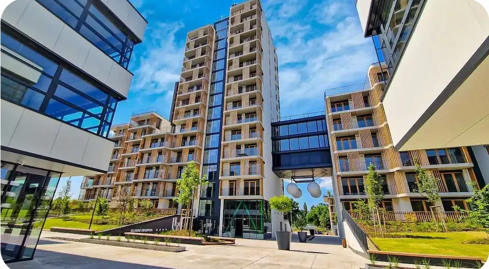 Spacious Elegance, 10 min to Airport / City Center - Picture 1
