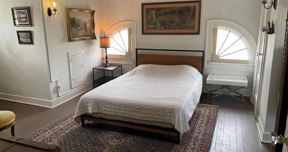Anuncio de Michael en misterb&b - Queen bed with memory foam mattress. 