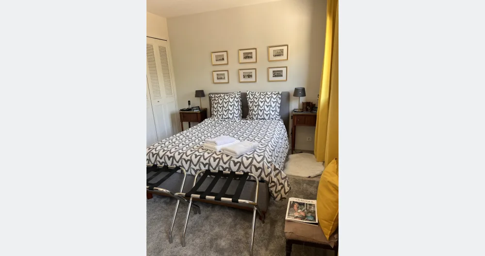 Annonce de Dominique sur misterb&b - La chambre très spacieuse avec sa salle de bain privée attenante.