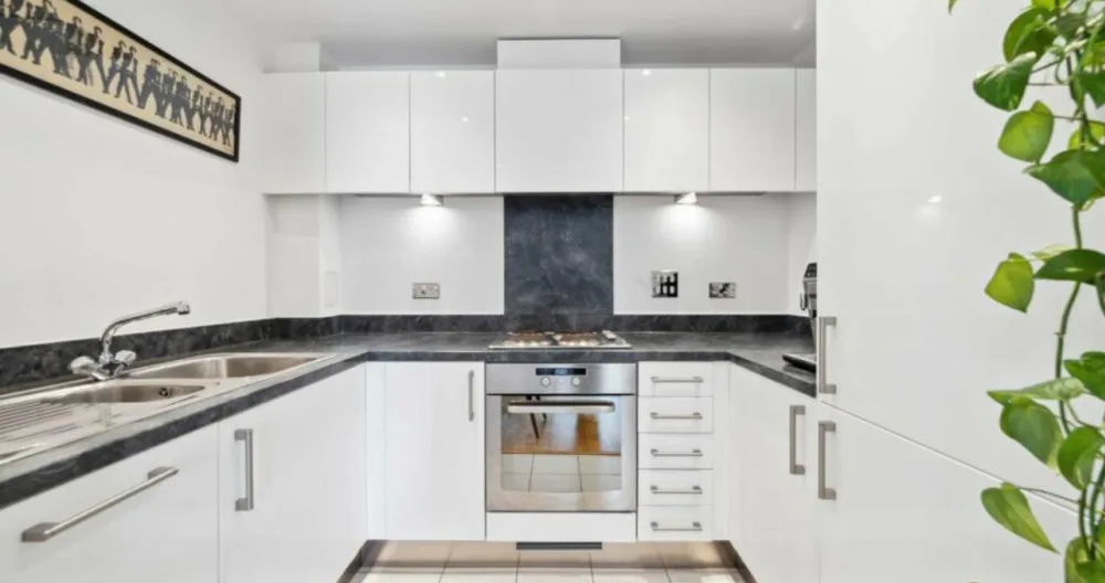 Bright spacious one double bedroom flat at Battersea Power Station - Picture 2