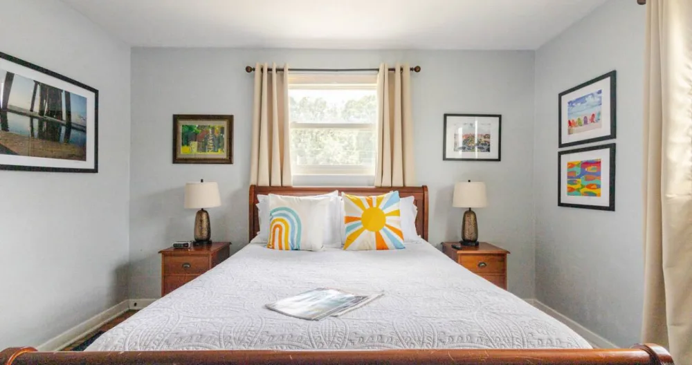 Alan's listing on misterb&b - Comfortable queen size bed with pillow top mattress. Room darkening curtains to allow you to get all the rest you need.
