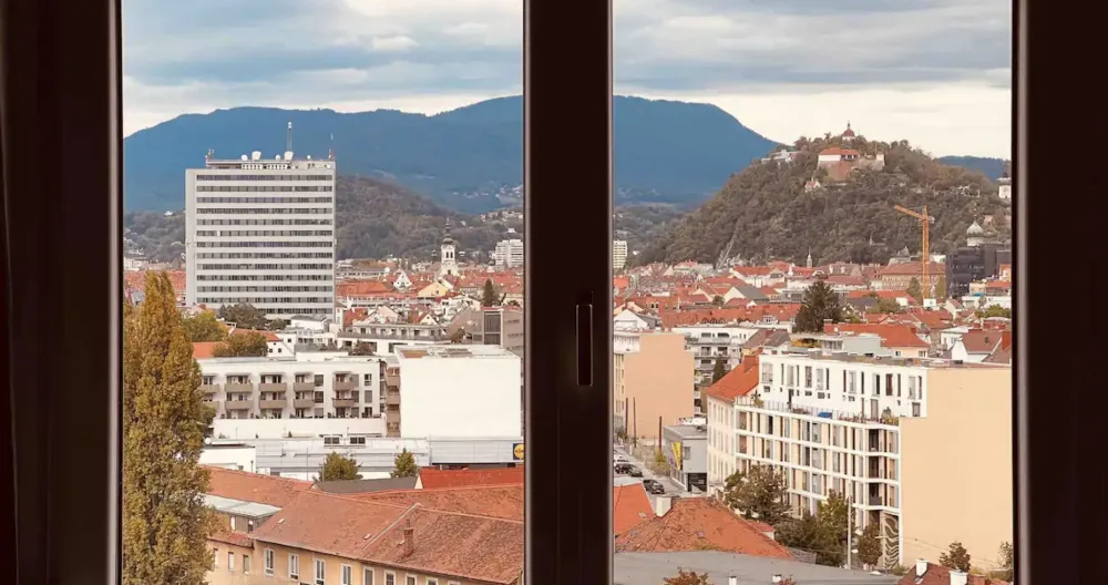 Annonce de Georg sur misterb&b - Die Aussicht auf Graz aus deinem Zimmer im 11. Stock