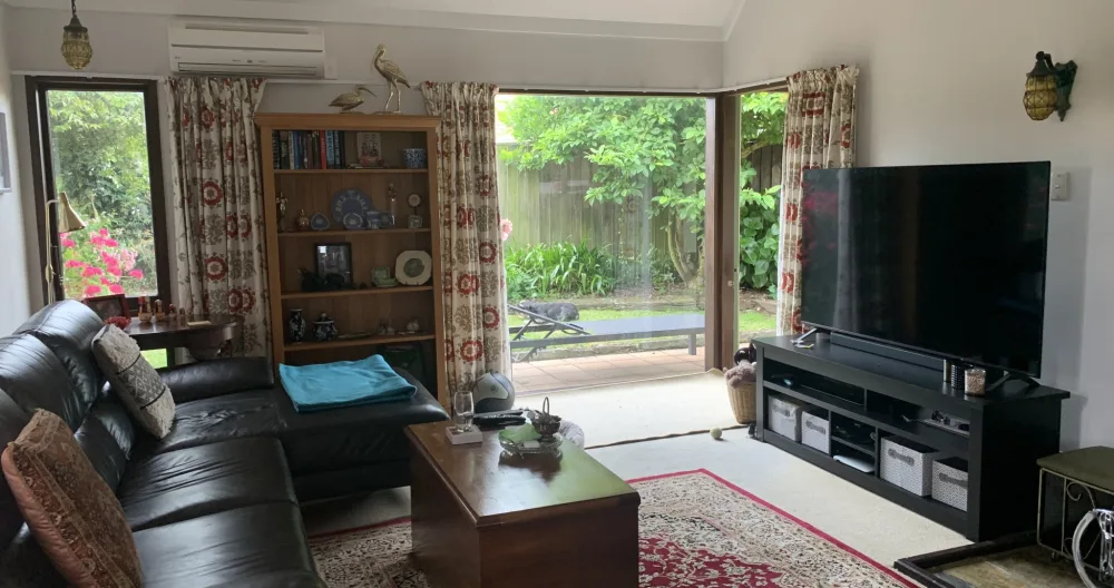 Anuncio de Antony en misterb&b - Open plan living dining with leather sofas, 65” smart TV, Bose sound system, fast fibre internet/wifi, log fire, 6 seater dining table + fully equipped kitchen, laundry facilities (washer/dryer)