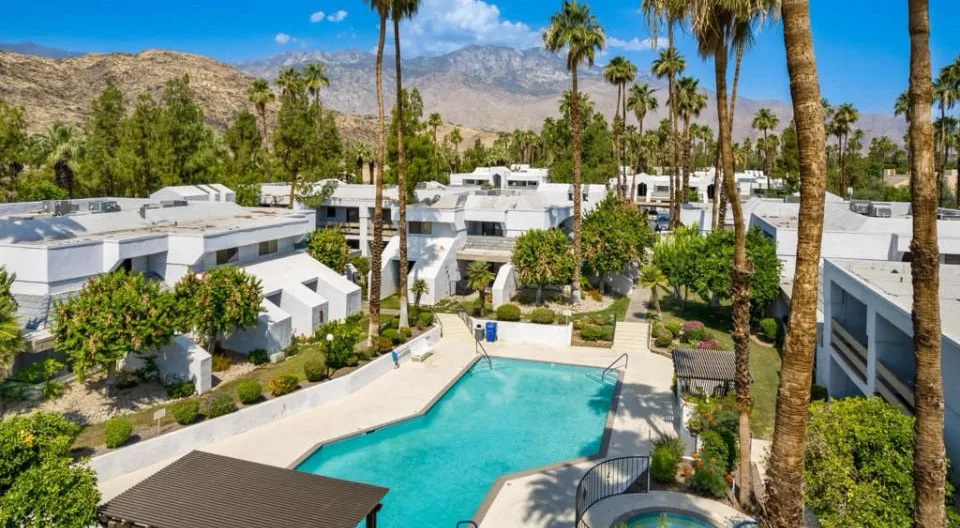 Desert Oasis! 3bd/2bth condo 
 - Picture 2