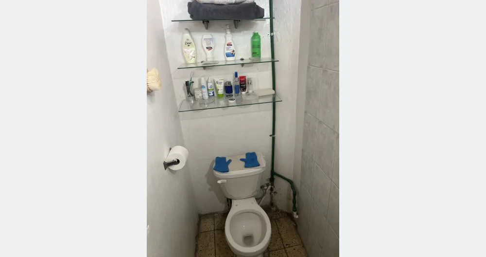 Ich teile ein Sofa, wo zu schlafen, es ist ein Loft-Typ-Wohnung. - Foto 2