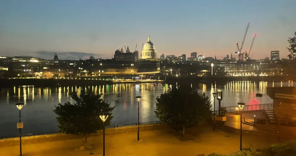 Quarto central, moderno e tranquilo com vista total para o rio e para St. - Foto 2