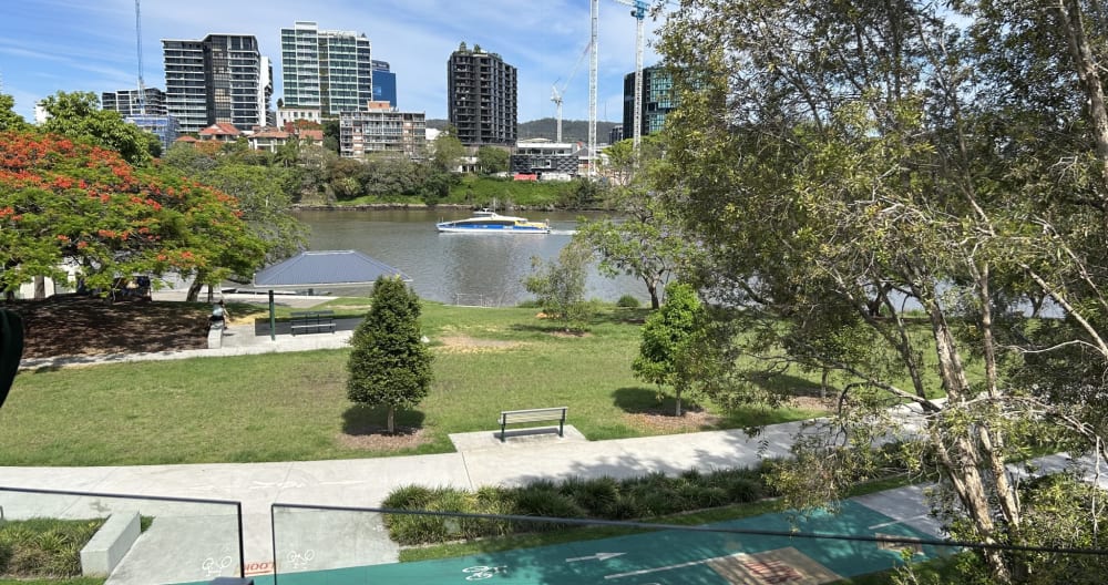 Stylish spacious apartment on the river in trendy West End. - Picture 1