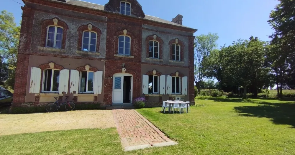 Laurent's listing on misterb&b - voici ma maison, qui date de 1857. Votre chambre de 35 m2 : les 2 fenêtres de droite au 1er étage
