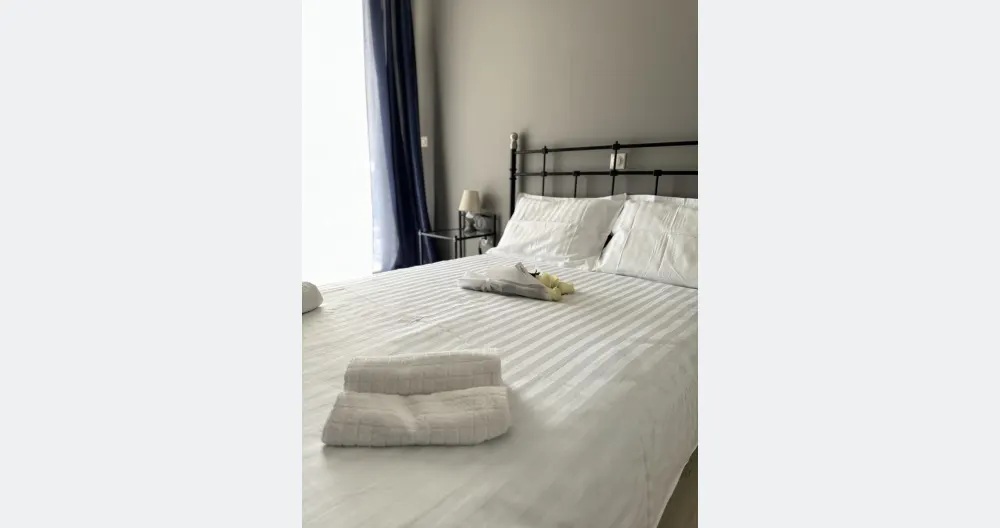 Windsor Place - Apartment with private check in (sleeps up to 7) - Picture 1