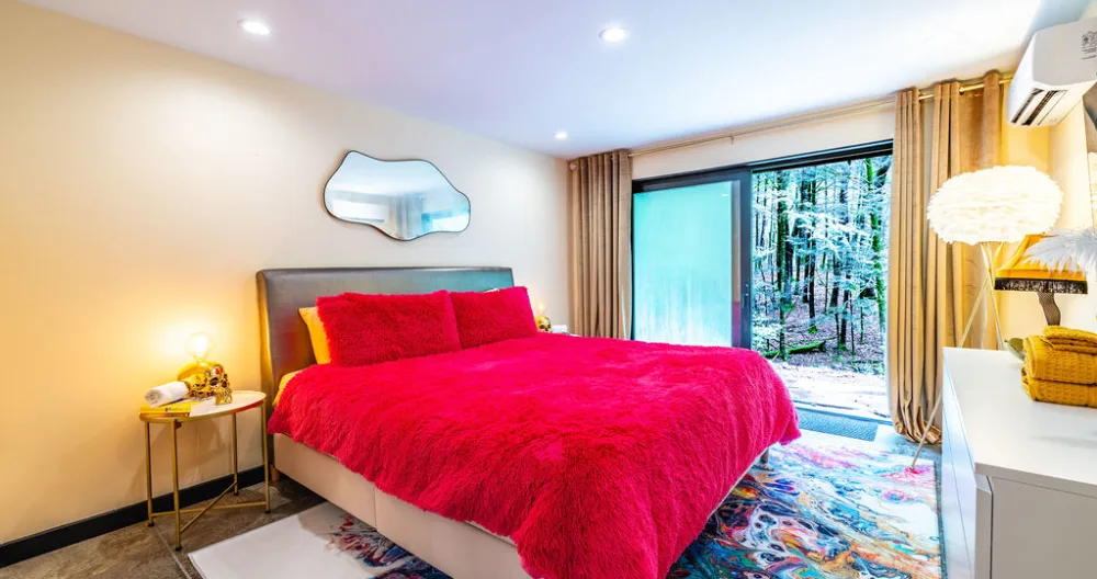 Farrel's listing on misterb&b - The Glam Room