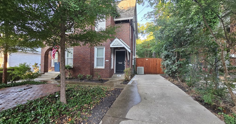 Spacious 2BR/1BA Upstairs Home - Picture 1