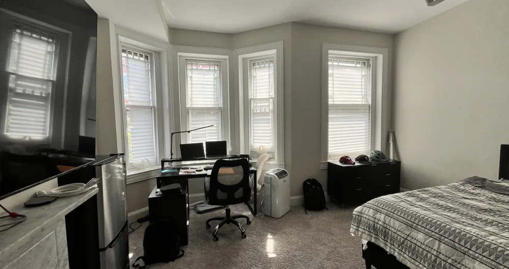 ¡Gran dormitorio principal con baño privado enorme incluyendo 2 armarios! - Foto 1