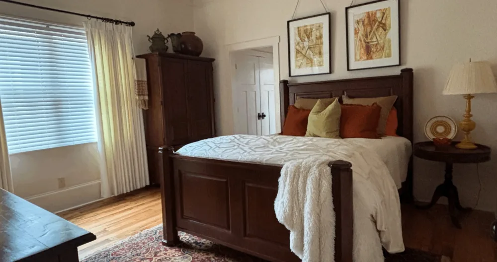 L'annuncio di Mike su misterb&b - private suite on main level with queen bed and armoire for use