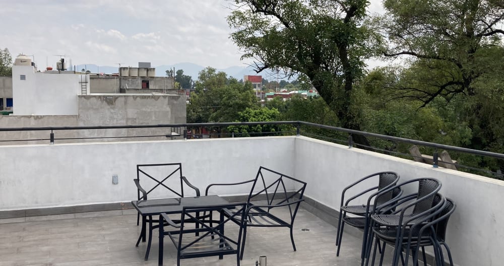 L'annuncio di Peter su misterb&b - Furnished rooftop (shade umbrellas and chair cushions are available in the closet on the roof, and there's also a grill). It is a shared rooftop, but I have never seen anyone else who lives here use it.