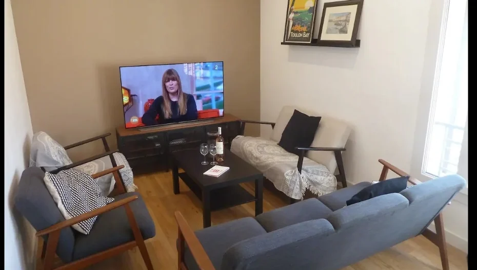 Annonce de Stephane sur misterb&b - LES LOFTS DE SAINT CLAIR- SALON AVEC SMART TV CONNECTEE FIBRE OPTIQUE- CLIMATISATION