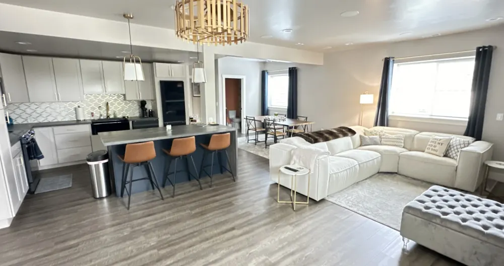 Appartement moderne et lumineux en sous-sol avec entrée privée - Photo 1