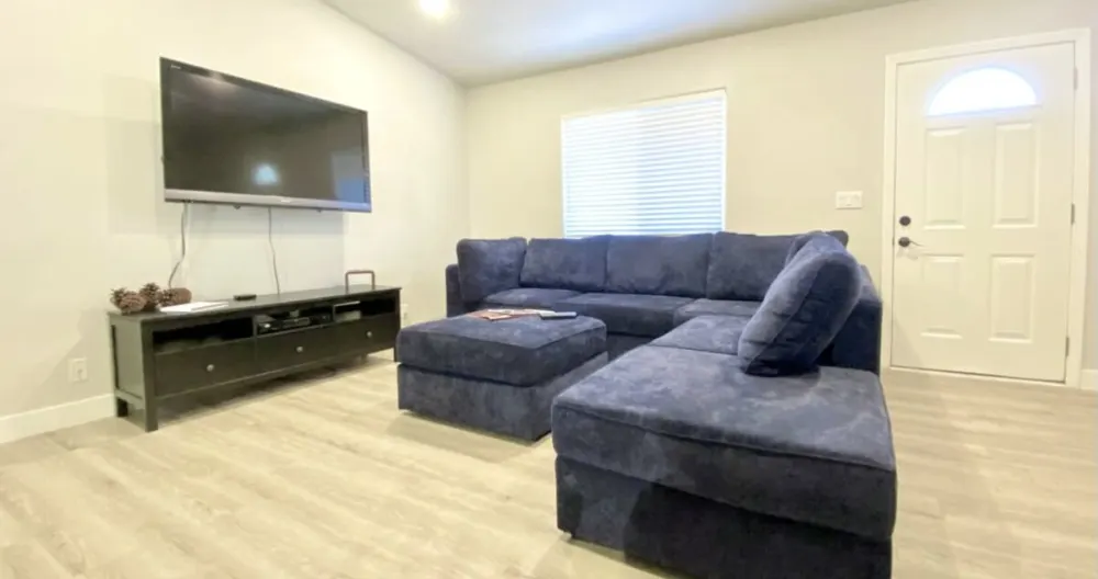 Beautiful guesthouse, 1 bedroom apt; 2.5 miles to the strip - Picture 1