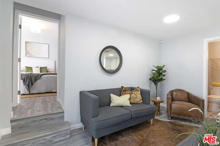 L'annuncio di Justin su misterb&b - Small living room with view of upstairs bedroom. *Furniture subject to change*