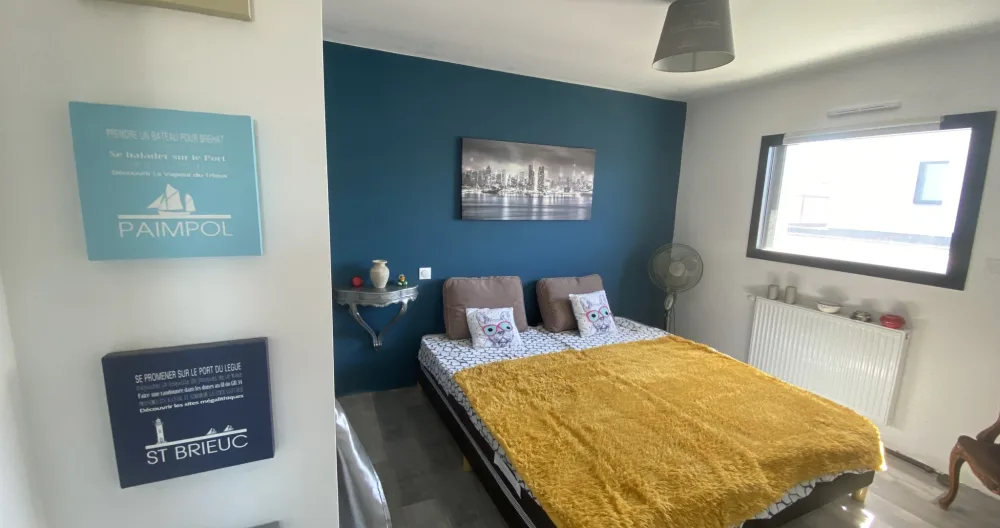 Sylvain's listing on misterb&b - Room "Ar Goat"
A 180cm x 200cm bed, or two 90cm x 200cm beds.
With a closet.
Electric roller shade.
Private. 