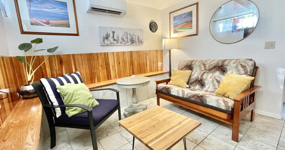 Small 1b unit in the Beach Front House. Great location. - Picture 2