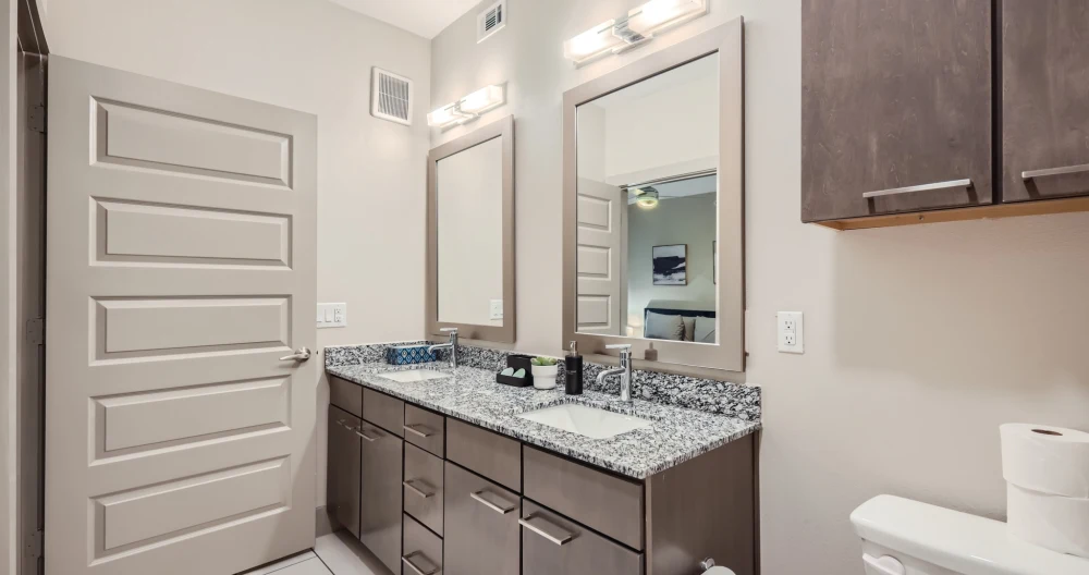Cozy 2-bedroom apartment in lovely Austin - Picture 2
