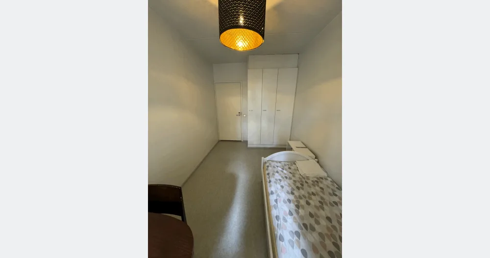 Beautiful apartment in the east side of the city. Metro is 10 min walk - Picture 3