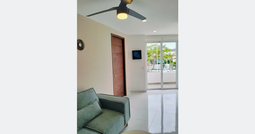 Hector's listing on misterb&b - Vista a la calle desde la sala con acceso a balcon