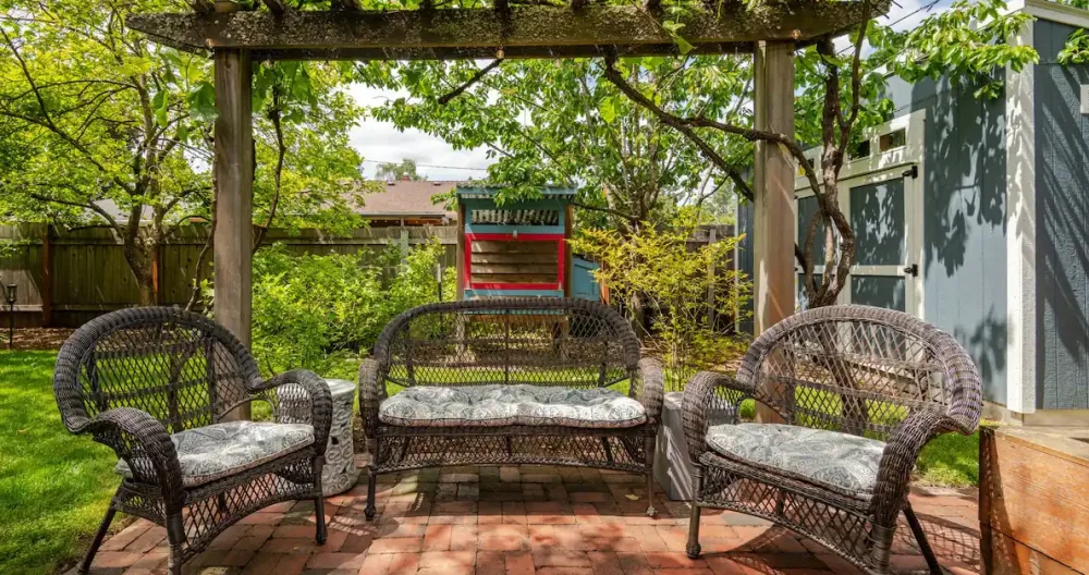 Anúncio de Chris and Banning em misterb&b - Private patio space just outside the French doors under the grapevines. You'll be surrounded by Pear, Cherry, Fig, Walnuts trees, as well as Blueberry and Blackberry bushes.