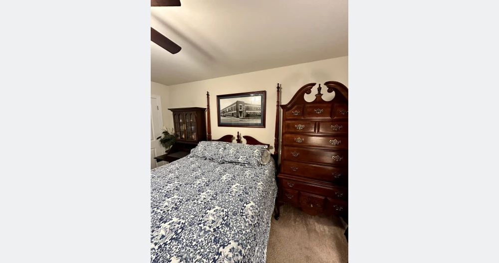 Anuncio de Brian en misterb&b - Bedroom has a queen four post bed, three large dressers, secretary desk, nightstand, 40” tv with firestick, and kitchenette with refrigerator, microwave and coffee maker.