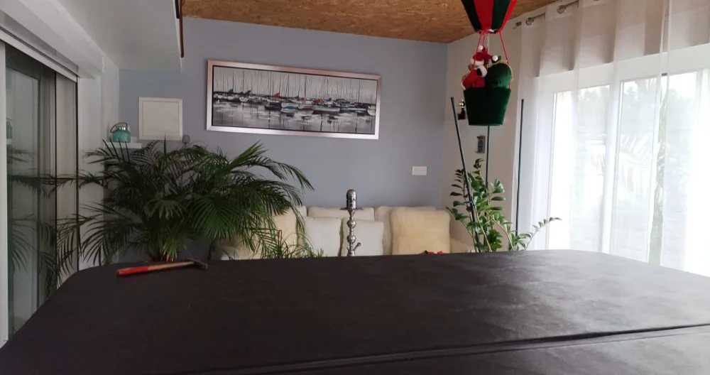 Cédric's listing on misterb&b - Piece avec spa 5 places et canapé convertible donnant sur la terrasse 