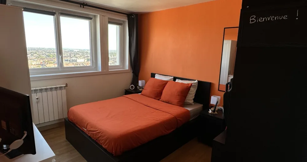 Julien's listing on misterb&b - La chambre est équipée d'un lit 140x200cm. Pour la nuit, il y a des stores occultants et des rideaux occultants.
