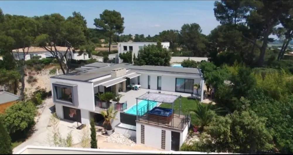 L'annuncio di Jean su misterb&b - la villa vista da un drone