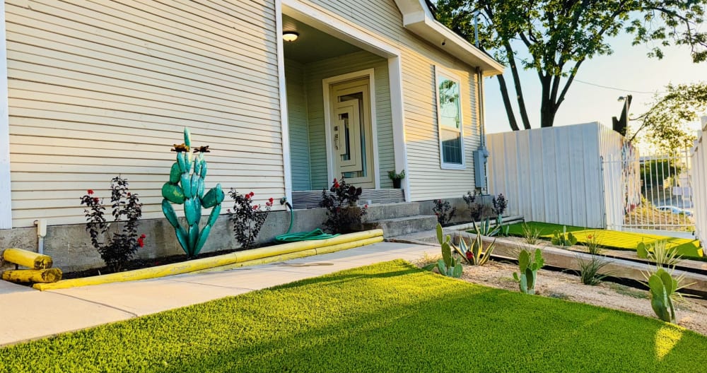 Cozy Dallas Retreat: 3-bedroom, Prime Location  - Picture 1
