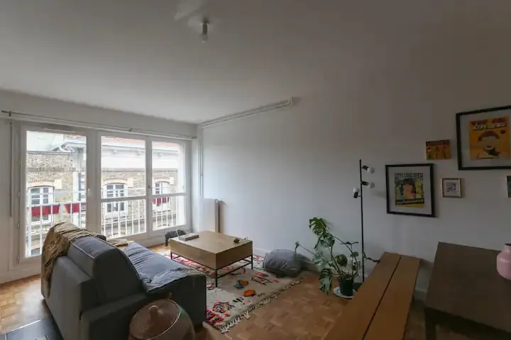 Charming apartment in Buttes Chaumont

 - Picture 1
