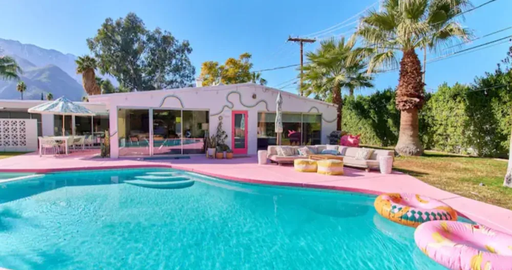 Mike's listing on misterb&b - Barbie pink pool deck which gets sun all day!