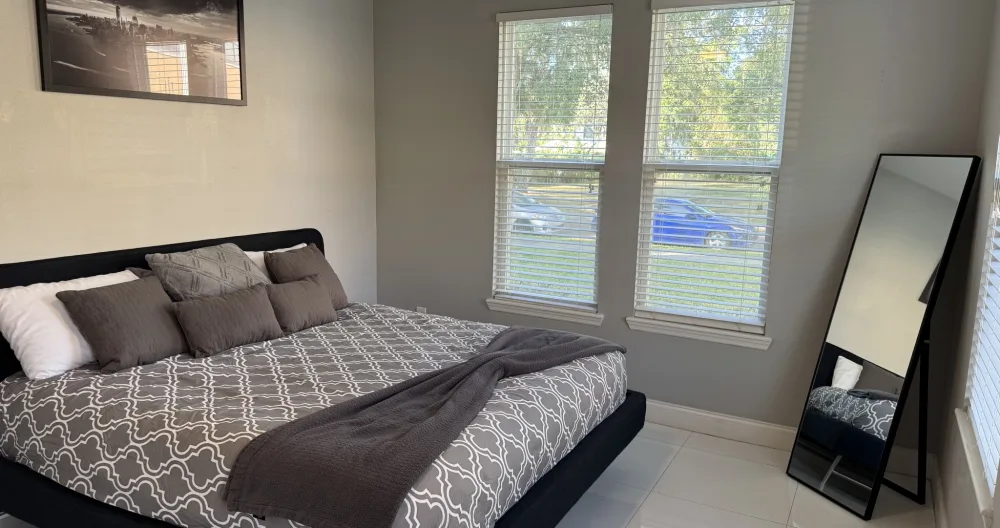 King Bed Room with Private Bathroom in Charming Thornton Park Orlando - Picture 1