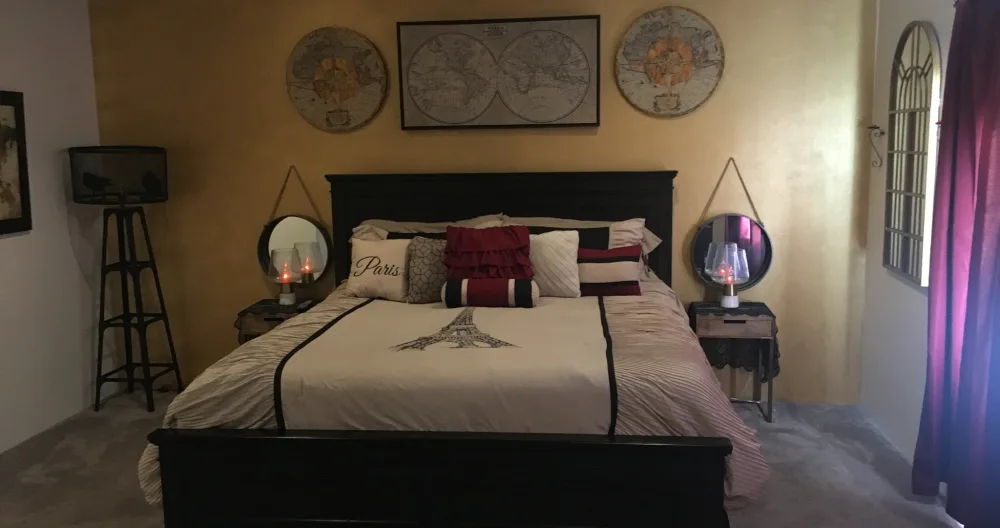 Spacious Master Bedroom Suite In A Mansion - Picture 1